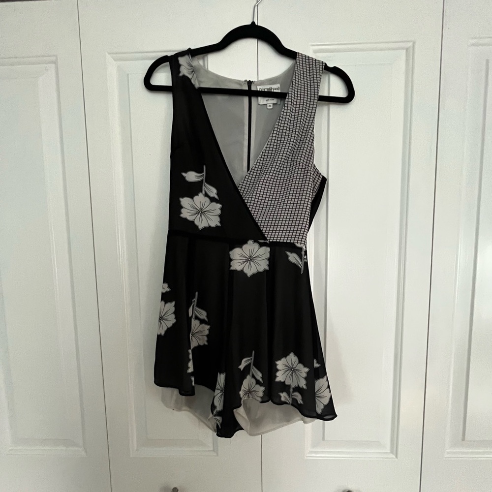 Privacy Please Floral and Checked flowy romper EUC 🖤🌸